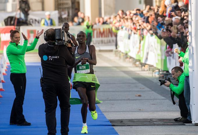 Kenijec Laban Mutai je po spletu nesrečnih okoliščin v cilj maratona pritekel kot prvi.  | Foto: Vid Ponikvar