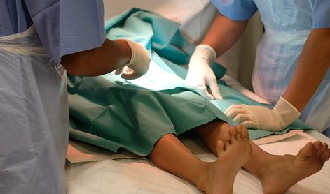 V Italiji hišni pripor za zdravnika zaradi obrezovanja dečkov