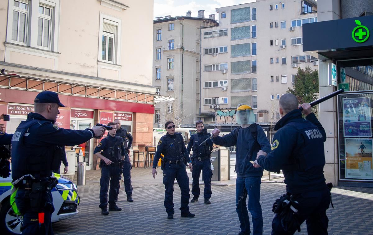 Moški z nožem grozi na Bavarskem dvoru | Moški je v rokah držal dva noža, z obnašanjem, ravnanjem in zadrževanjem na javnem kraju pa je vzbujal sum, da bo storil kaznivo dejanje ali prekršek. | Foto Mija Debevec Doničar