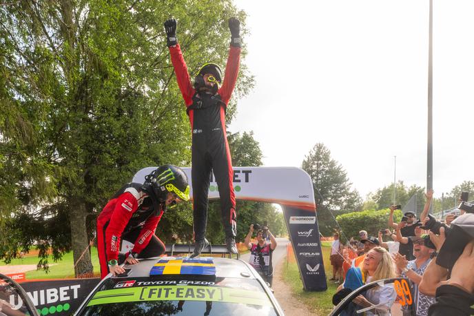 Oliver Solberg | Oliver Solberg in Elliot Edmondson v cilju relija po Estoniji | Foto Red Bull