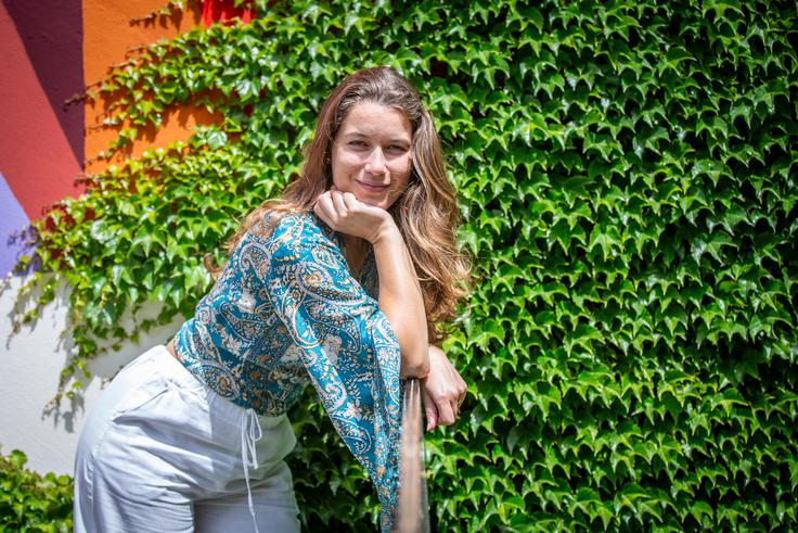 Čeprav ji je bilo sprva neprijetno, če jo je kdo označil za vplivnico, se danes Ema Cindro Kostelec tega naziva ne brani.  | Foto: Gaja Hanuna