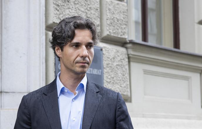 Opozicija: Mesec je pogrnil na celi črti. Minister: Moj odstop bi bil neodgovoren