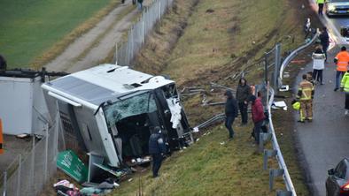 Huda nesreča avtobusa na pomurski avtocesti vzela tri življenja, tri osebe huje poškodovane #foto #video