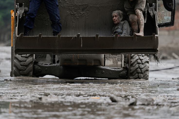Nepalska policija je sporočila, da je v današnji ujmi umrlo najmanj 157 ljudi.  | Foto: Reuters