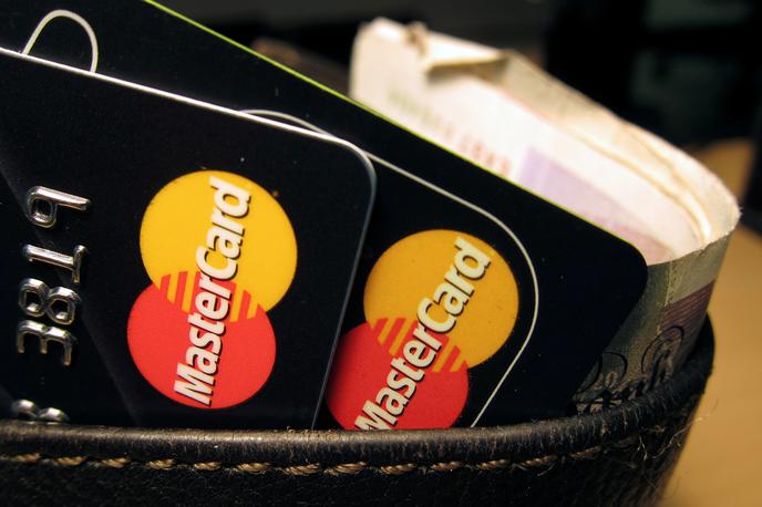 Mastercard, kreditna kartica | Poleg že znanih, kot so na primer romantične goljufije ali vdori v poslovno elektronsko pošto, so pogoste goljufije z naročenimi izdelki, ki so plačani vnaprej, a niso dostavljeni. | Foto Reuters