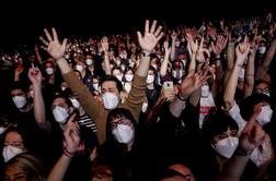 Priredili koncert za pet tisoč ljudi: v ceno vstopnice vključena testiranje in maska #video