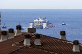Costa Concordia prispela v Genovo, uničenje ladje bi lahko trajalo tudi do dve leti