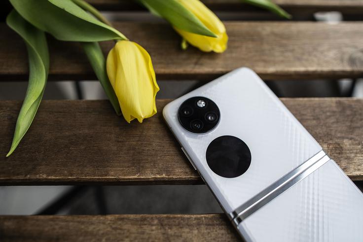 Značilna in prepoznavna dva kroga na zadnji/zunanji strani pregibnega pametnega telefona Huawei P50 Pocket | Foto: Ana Kovač