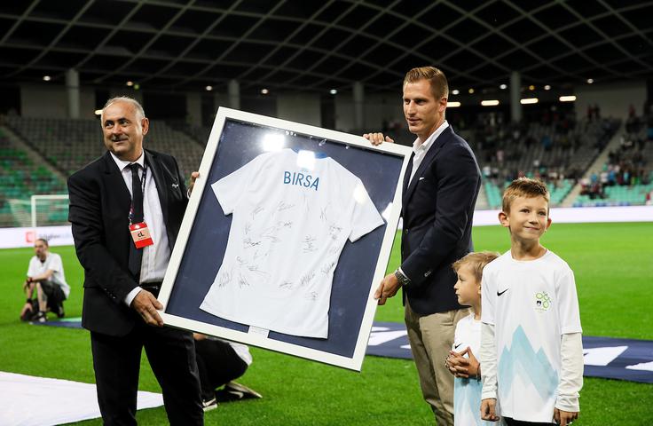 Predsednik NZS Radenko Mijatović je sveže pečenemu reprezentančnemu upokojencu Valterju Birsi predal spominsko darilo. | Foto: Morgan Kristan / Sportida
