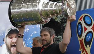 Ovečkin ruskim navijačem razkazoval svoj hokejski ponos in jih spodbujal pred tekmo s Hrvati