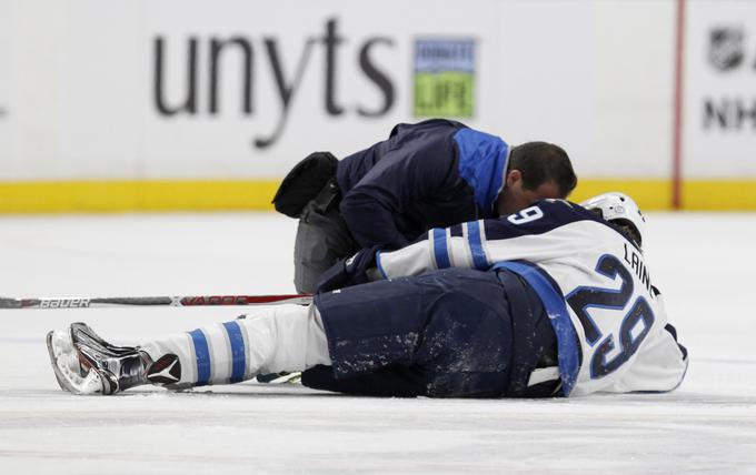 Patrik Laine je led zapustil s pomočjo osebja Winnipeg Jets in soigralcev. | Foto: Reuters