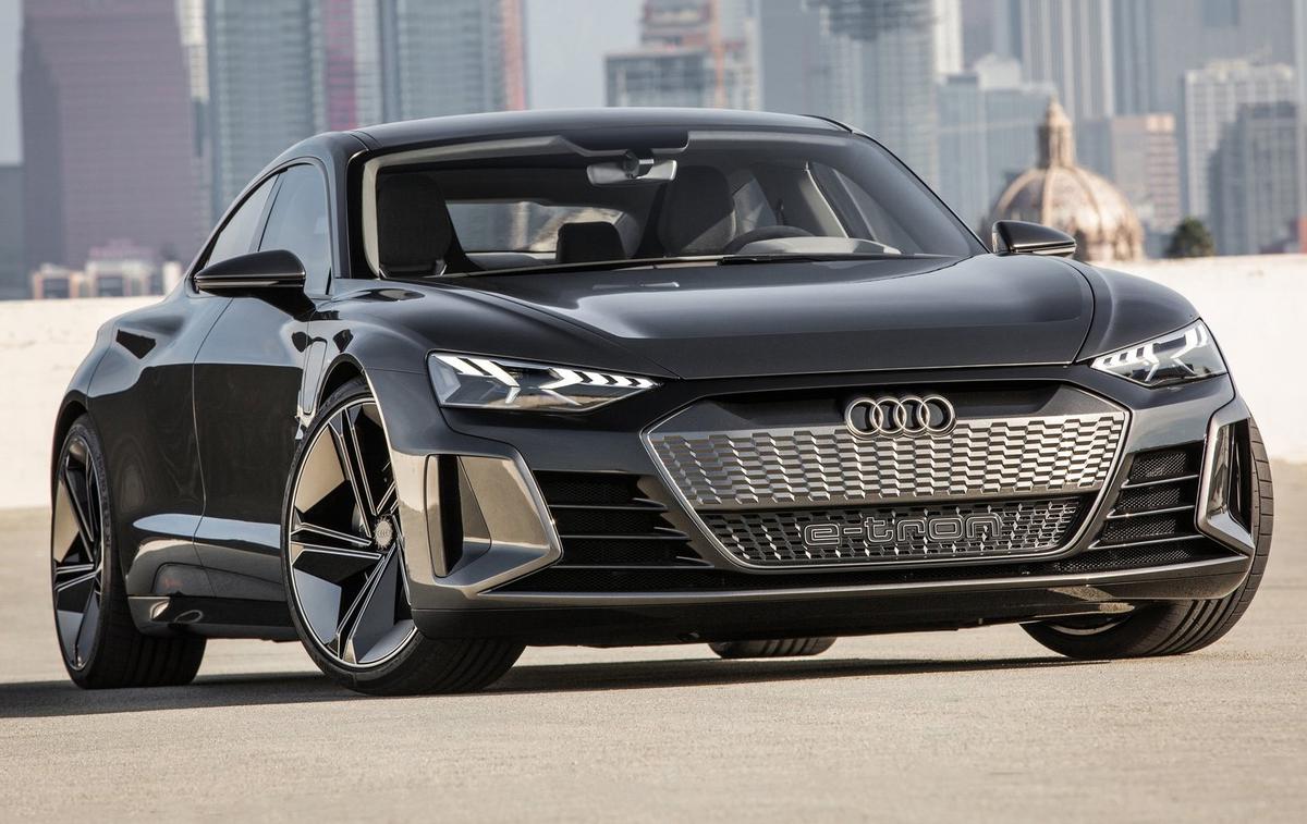 Audi e-tron GT | Koncept je dolg skoraj pet metrov (4,96 m), široka je slaba dva metra (1,96 m) in visok 1,38 metra. Medosna razdalja znaša 2,9 metra. | Foto Audi