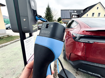 Živim v bloku in vozim električni avtomobil – koliko me to stane? Manj od pričakovanega.