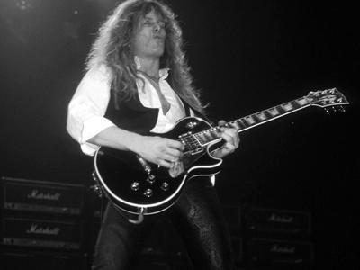 Umrl kitarist zasedbe Whitesnake John Sykes