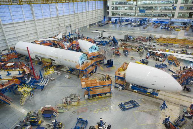 Boeing končuje sestavljanje letala 718-10 dreamliner, ki je povečana različica letala 718-9 dreamliner. Letalo je dolgo 68 metrov, razpon kril znaša 60 metrov, ob klasični dvorazredni konfiguraciji pa bo sprejelo 330 potnikov. | Foto: Boeing