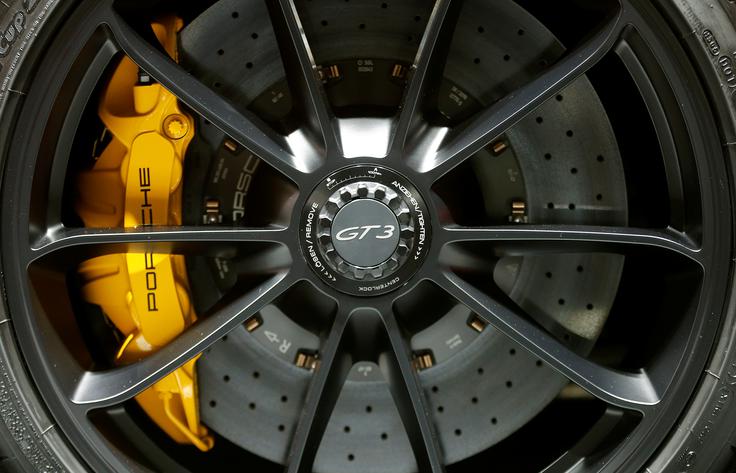 Marsikdo ima na svojem avtomobilu manjša kolesa od velikosti zavornih diskov tega novega porscheja 911 GT3. | Foto: Reuters