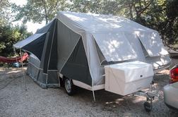 Majhna prikolica zraste v 18 kvadratnih metrov velik družinski šotor
