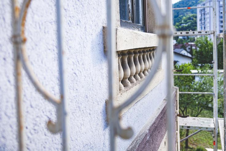 Štukature pod okni, ki jih morata ohraniti. | Foto: Ana Kovač