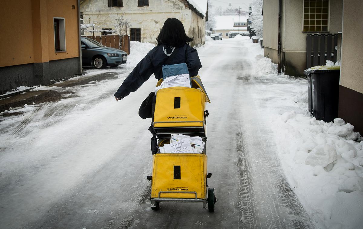 Nives Kragelj pošta pismonoša kuverta pismo | Zaposleni na poštah, kjer že tako primanjkuje delavcev in že več kot leto dni opravljajo delo za dva ali celo več zaposlenih, "izgubljajo živce" ob dodatnem delu. "Že celo leto opozarjamo na nujno potrebo po dodatnih zaposlitvah, saj nekatere pošte delujejo na samem robu človeških zmogljivosti, a zgodilo se ni nič," so poudarili v poštnem sindikatu. | Foto Ana Kovač