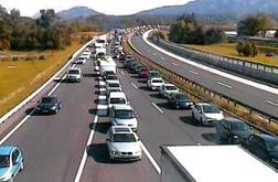 Zastoj in gneča: na gorenjski avtocesti dve prometni nesreči