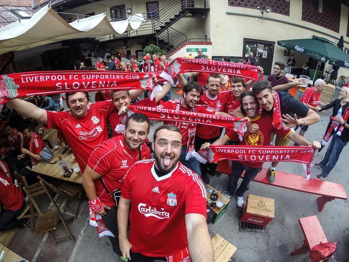 Ko igra Liverpool, je v ljubljanskem lokalu Lepa žoga ogromno slovenskih navijačev v rdečih dresih. | Foto: Osebni arhiv Tomaža Račiča