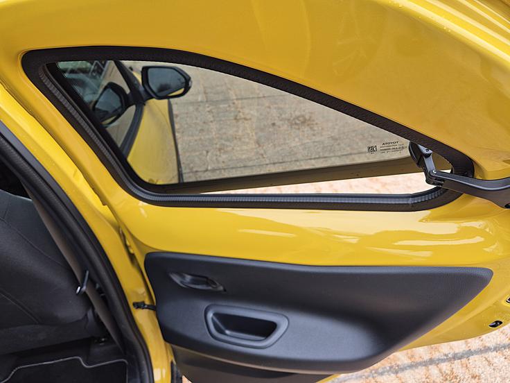 (Pre)majhen kot odpiranja zadnjih vrat utesnjuje vstopanje, tudi nameščanje otroškega sedeža bi bilo težavno. Sicer pa bi v kabini lahko sedele štiri osebe z višino do 175 centimetrov.
 | Foto: Aleš Črnivec