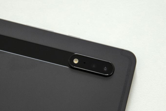 Na zadnji strani tablice Samsung Galaxy Tab S8 Ultra je poleg kamerskega dvojčka magnet, na katerega se pritrdi in na katerem se polni pisalo S Pen. | Foto: Ana Kovač