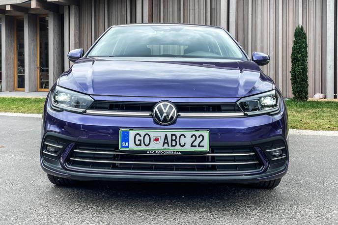 Volkswagen polo | Tako kot golf ima tudi polo spredaj nameščeno osvetljeno svetlobno letev. | Foto Gašper Pirman