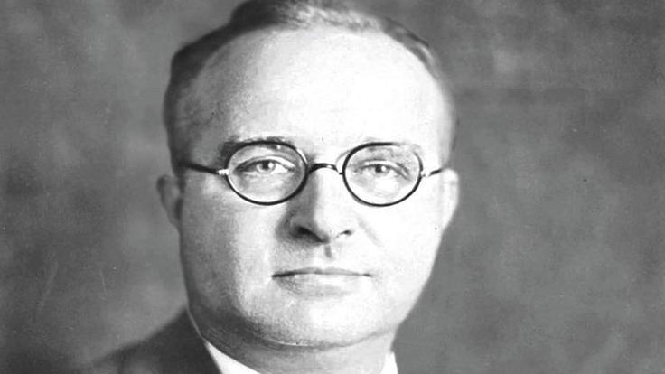 Midgley Jr. je bil izumitelj tetraetilsvinca, ki so ga dolgo dodajali bencinu, in industrijskih plinov CFC oziroma klorofluoroogljikovodikov. A ko je zbolel za otroško paralizo, ki mu je močno otežila premikanje, je Midgley Jr. izumil tudi sistem vrvi in škripcev, da se je lažje dvignil iz bolniške postelje (podobne mehanizme v bolnišnicah uporabljajo še danes). Midgley Jr. je umrl, ko se je med dvigovanjem iz postelje z vratom zapletel v vrvi in se zadušil. | Foto: Thomas Hilmes/Wikimedia Commons