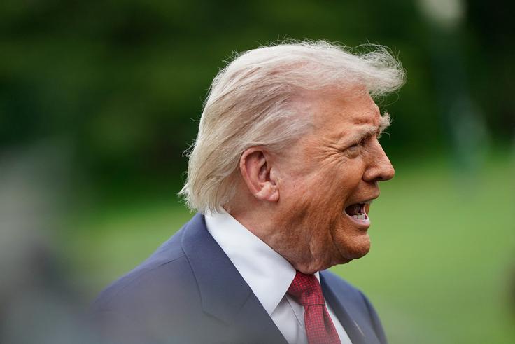 "Dosegli bomo popolno zmago," je napovedal in dodal, da Iran meni, da se bodo naveličali, se začeli dolgočasiti ali pa bodo pod pritiskom. "Vendar ni nobenega pritiska," je izjavil Trump, ki se skupaj s svojo republikansko stranko doma sooča z velikim političnim pritiskom ob naraščanju cen bencina zaradi zaprtja Hormuške ožine. | Foto: Reuters