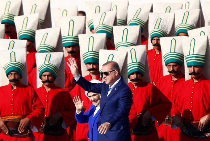 Erdogan ne skriva, da so njegovi veliki vzorniki otomanski sultani, ki so bili stoletja strah in trepet krščanske Evrope. Z množičnimi shodi rad praznuje pomembne dogodke iz časov slavnega islamskega cesarstva, kot je na primer osvojitev Konstantinopla leta 1453. | Foto: Reuters