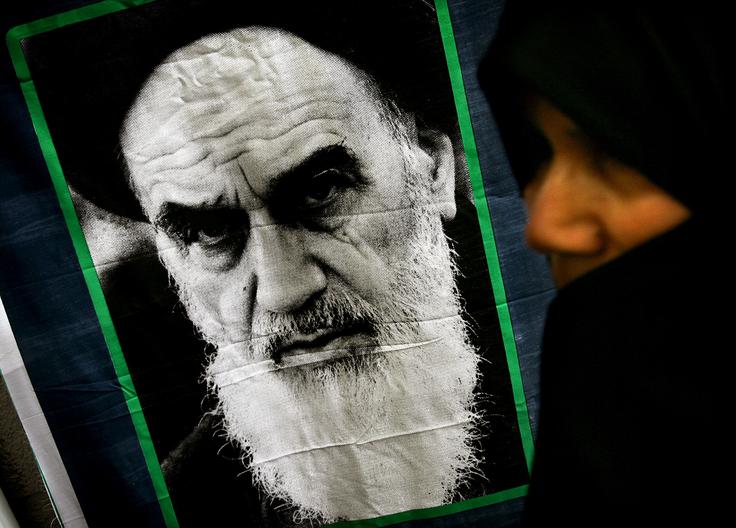 Ajatola Homeini je s svojimi privrženci leta 1979 strmoglavil režim šaha Mohameda Reze Pahlavija in v Iranu uvedel versko diktaturo. Strogi mož vedno mrkega pogleda je bil s svojo islamsko revolucijo navdih za islamiste po vsem muslimanskem svetu, ki so hoteli vreči z oblasti režime, ki so se jim zdeli premalo zvesti islamu in preveč naklonjeni zahodnim vplivom. Iranska islamska revolucija ima zato svetovnozgodovinski pomen. | Foto: Reuters