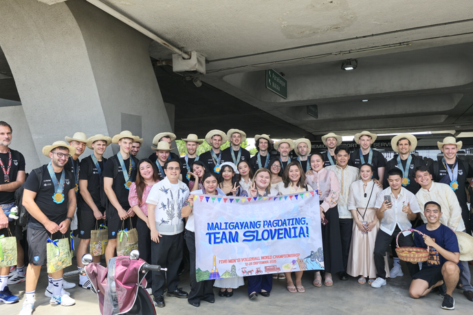slovenska odbojkarska reprezentanca | Slovenski odbojkarji so se iz Osake preselili na prizorišče svetovnega prvenstva v Manilo, kjer jih v torek in sredo čakata še dve pripravljalni tekmi, v soboto pa prva tekma svetovnega prvenstva. | Foto Odbojkarska zveza Slovenije