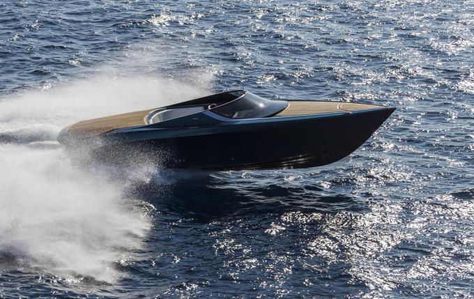 Dobrih 11 metrov dolgo plovilo lahko na morju preseže hitrost 90 kilometrov na uro.  | Foto: Aston Martin