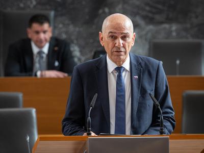 Premier Janez Janša bo odgovarjal na vprašanja poslancev