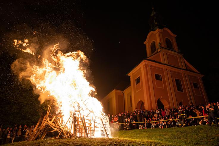 Praznik dela zaznamuje tudi tradicionalno prižiganje kresov. Na fotografiji je lansko kresovanje na Rožniku v Ljubljani. | Foto: STA