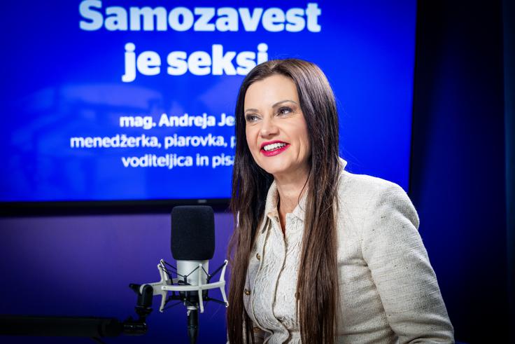 V pogovoru Andreja opozori na še eno dimenzijo slovenske zadržanosti, ki je pogosto spregledana: ne gre le za strah pred izpostavljenostjo, temveč za navajenost na tišino. Marsikdo se že zelo zgodaj nauči, da je varneje ne izstopati, ne povedati preveč in ne pokazati ambicije. Ne zato, ker ne bi imel česa povedati, temveč ker okolje to razume kot tveganje. | Foto: Gaja Hanuna