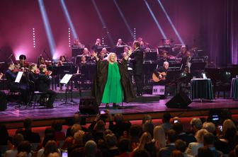 Elda Viler na poslovilnem koncertu ganila množico #video