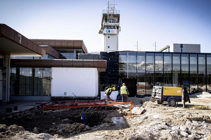 Skupna vrednost gradnje novega potniškega terminala na Brniku je 21 milijonov evrov, od tega je 17 milijonov evrov namenjenih za gradbeno in obrtniško delo. | Foto: Ana Kovač