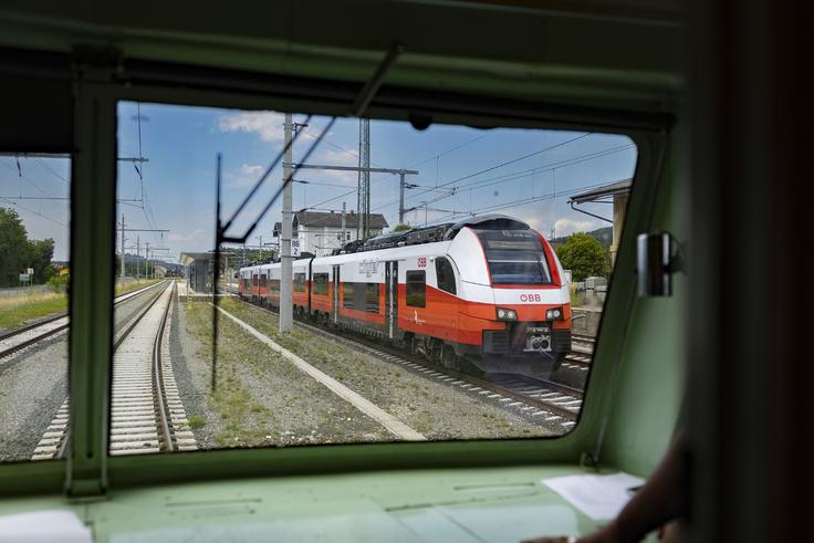 Na postaji v Pliberku se pot nadaljuje z vlaki avstrijskih zveznih železnic ÖBB. Ker je med Prevaljami in državno mejo zaradi posledic poplav leta 2023 še vedno odsek s počasno vožnjo, je slovenski vlak pripeljal s pet minut zamude, a sta oba avstrijska vlaka (za Celovec in Volšperk) neusmiljeno odpeljala, čeprav bi jima bilo treba počakati zgolj eno oziroma dve minuti. Potnikom, ki so tako kruto ostali brez zveze, ni ostalo drugega, kot da počakajo eno uro do naslednjega vlaka. | Foto: Ana Kovač