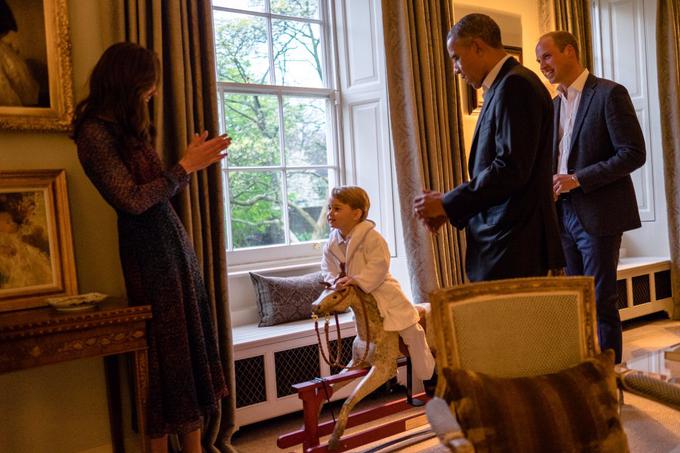 Gugalnik v obliki konjička je princ dobil v dar od zakoncev Obama, ko se je rodil. | Foto: 