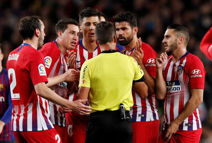 Atletico je v derbiju v Barceloni ostal z igralcem manj že v 28. minuti. | Foto: Reuters