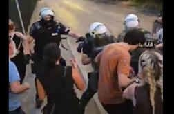 Vučićev teror ne pojenja. Šešelj protestnikom grozi z "zemunskimi četniki".