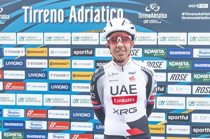 Domen Novak | Domen Novak je v pogovoru za Sportal pred dirko Tirenno–Adriatico med drugim izpostavil tudi razlike med Tadejem Pogačarjem in 19-letnim Paulom Seixasom. | Foto Ana Kovač