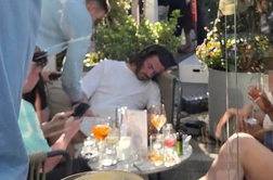 Angleški nogometaš opit sredi dneva zaspal v baru v Manchestru