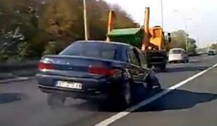 Po avtocesti v Beogradu vozil avtomobil z le tremi kolesi (video)