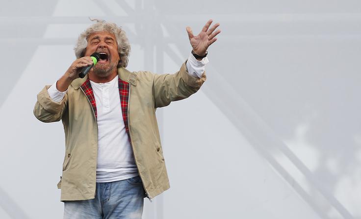 Grillova stranka, ki po javnomnenjskih anketah Renzijevi stranki diha za ovratnik, je ne samo največja zagovornica izstopa Italije iz evroobmočja, ampak v zadnjem času navija tudi za izstop iz EU. Grillo v primeru zmage na parlamentarnih volitvah napoveduje razpis referenduma po britanskem zgledu, na katerem bi se Italijani odločali o izstopu, tako imenovanem uscitalia – iz EU. | Foto: Reuters