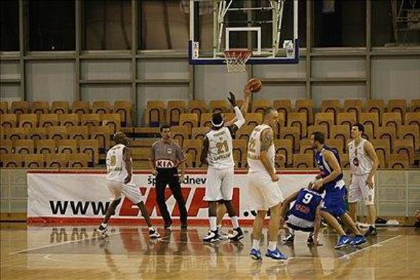 Olimpija suverena, prva zmaga Crvene z.