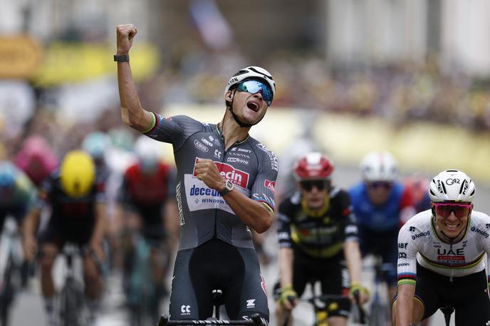 Mathieu van der Poel Tadej Pogačar | Mathieu van der Poel in Tadej Pogačar sta se udarila za etapno zmago. Malenkost je bil hitrejši Nizozemec, ki je novi lastnik rumene majice. Pogi bo oblekel pikčasto za najboljšega na gorskih ciljih. | Foto Reuters
