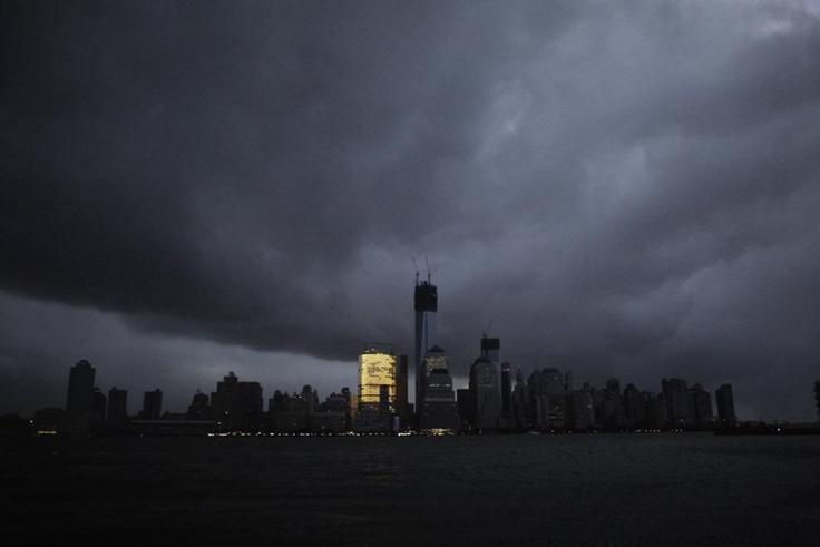 Orkan Sandy je New York konec oktobra 2012 zavil v temo.  | Foto: Reuters